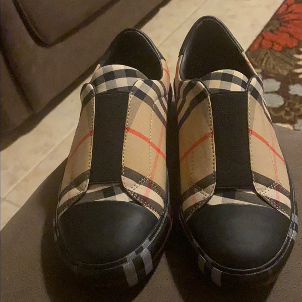 Burberry shoes: unisex